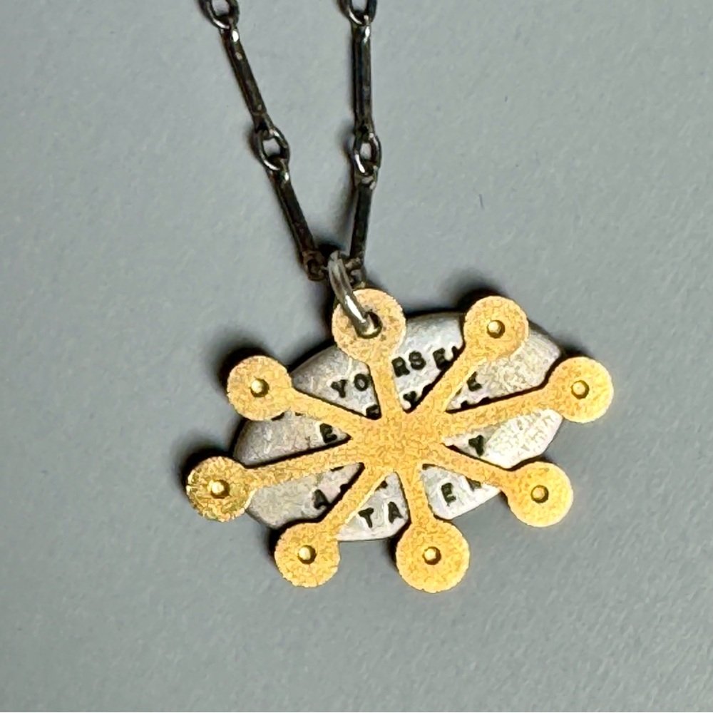 Kᴀᴛʜʏ Bʀᴀɴsꜰɪᴇʟᴅ Sᴛᴇʀʟɪɴɢ Sɪʟᴠᴇʀ & 22ᴋ Gᴏʟᴅ Pʟᴀᴛᴇᴅ Bʀᴀss Pᴇɴᴅᴀɴᴛ Nᴇᴄᴋʟᴀᴄᴇ